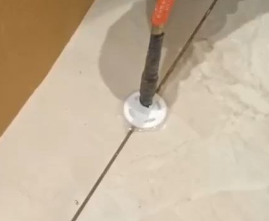 蒙山瓷砖空鼓维修公司专业解答瓷砖在铺贴过程中，如果没有涂抹均匀到位的粘结材料（如水泥砂浆或瓷砖胶），可能会导致以下问题